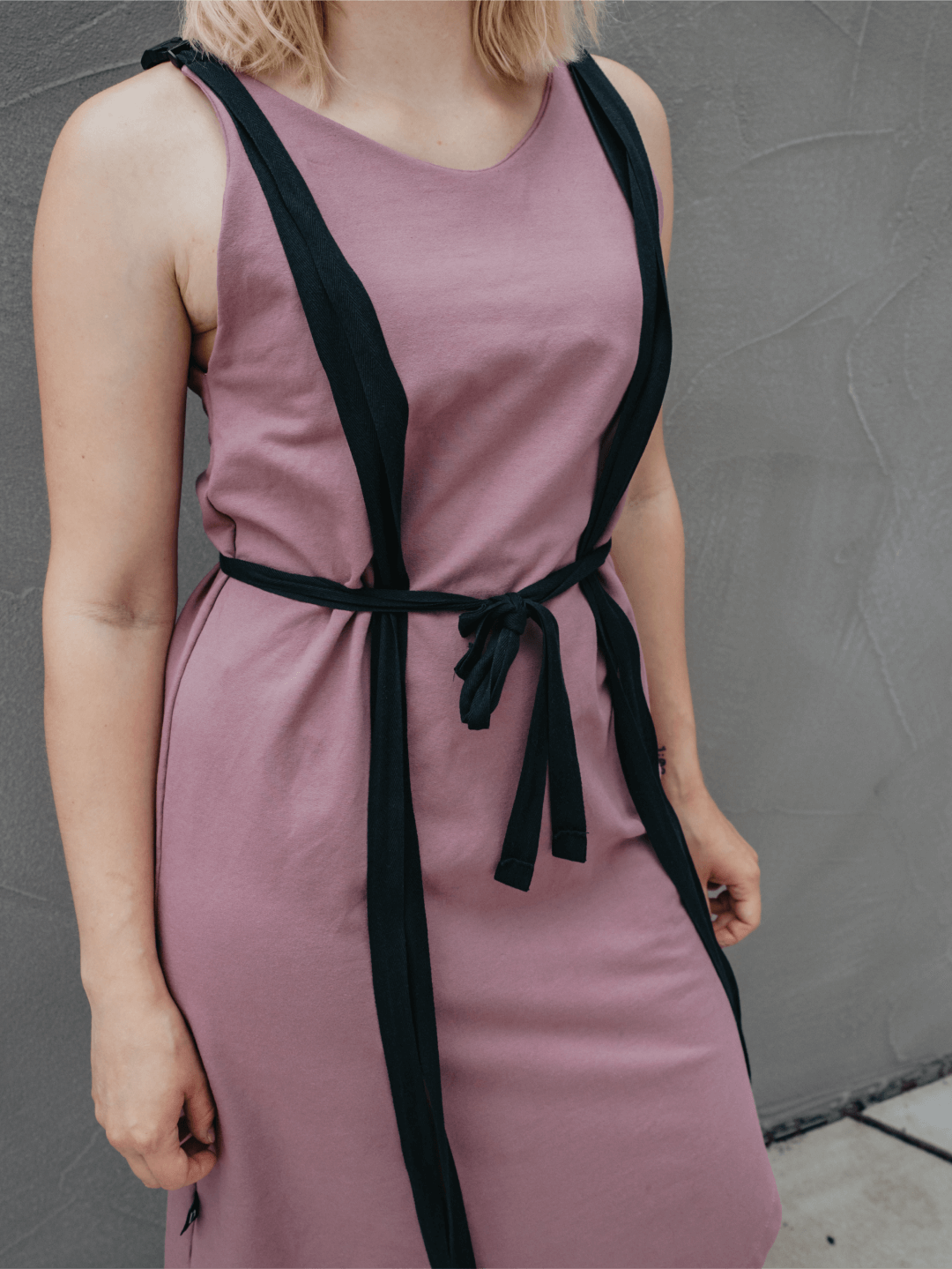 Šaty s vázáním Clip dress